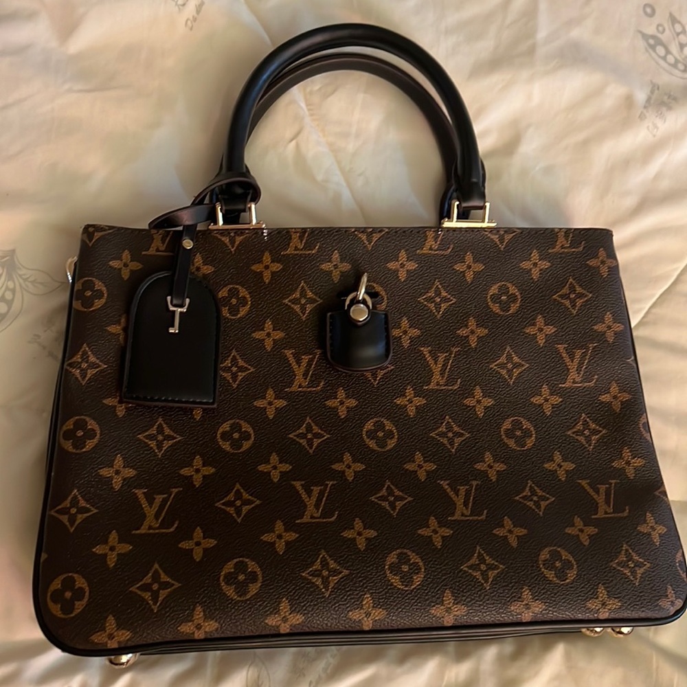 LV purse new with certificate and dust bag